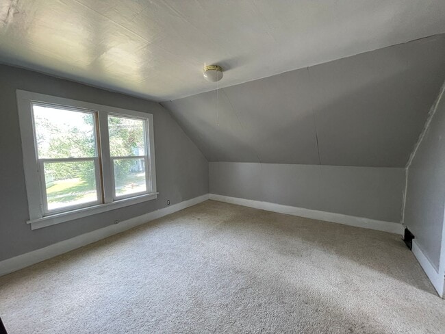 Building Photo - Roomy 1.5 Bed 1 Bath Home