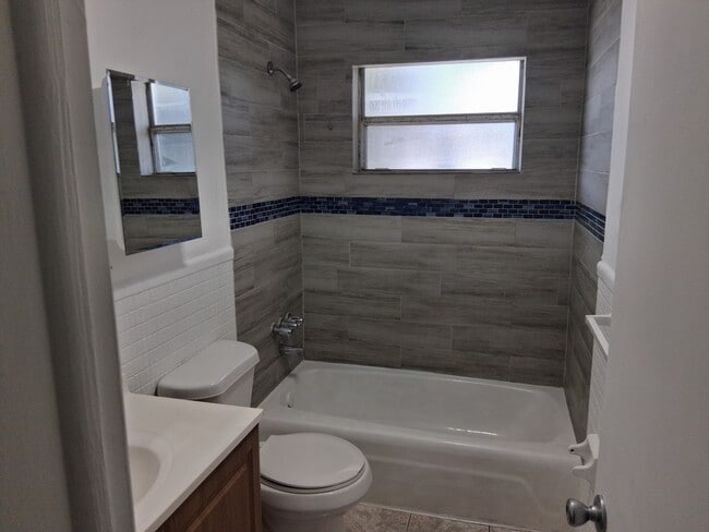 Building Photo - 4111 SW 24th Ct