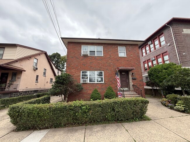 Building Photo - 266 Lawton Ave Unit 1 Rental