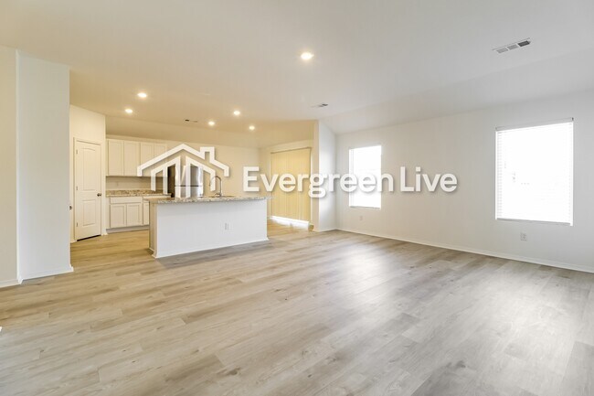 Photo - 40 10 Point Ln