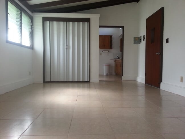 Entrance - 3337 Pakanu St Unit Studio