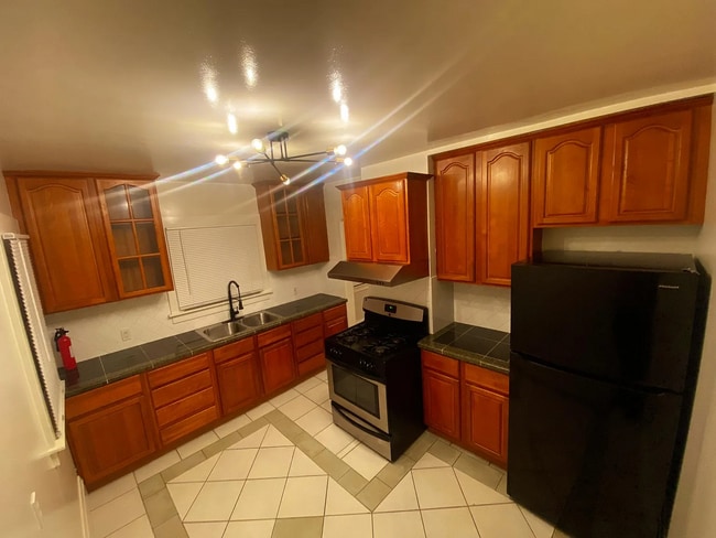 Building Photo - 315 E 15th St Unit 315 Rental