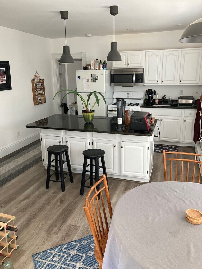 Eat-in kitchen with granite island - 344 Crescent St Unit 2