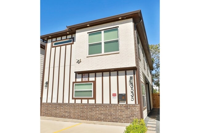 Photo - 3535 Mt Pleasant St Unidad A