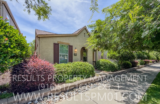 Building Photo - Adorable West Roseville 3 Bed 2 Bath
