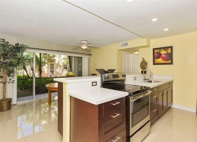 Building Photo - 5276 NE 6th Ave Unit f19