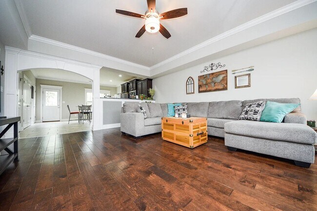 Photo - BEAUTIFUL TOWNHOME- SHOWING BY APPOINTMENT ONLY