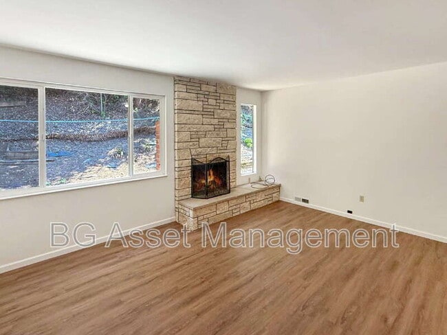 Photo - 2672 Doidge Ave