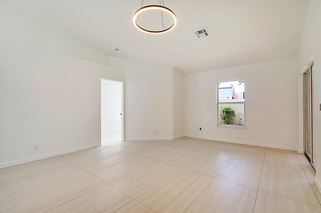 Photo - 320 NE 42nd St