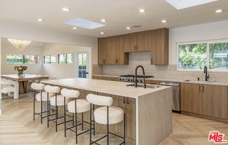 Photo - 624 N Beverly Dr