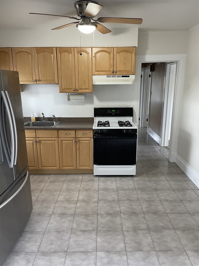 Kitchen - 498 Ringwood Ave Unit 2nd Floor