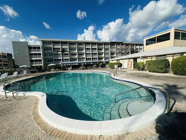 Building Photo - 330 SE 2nd St Unit 102H