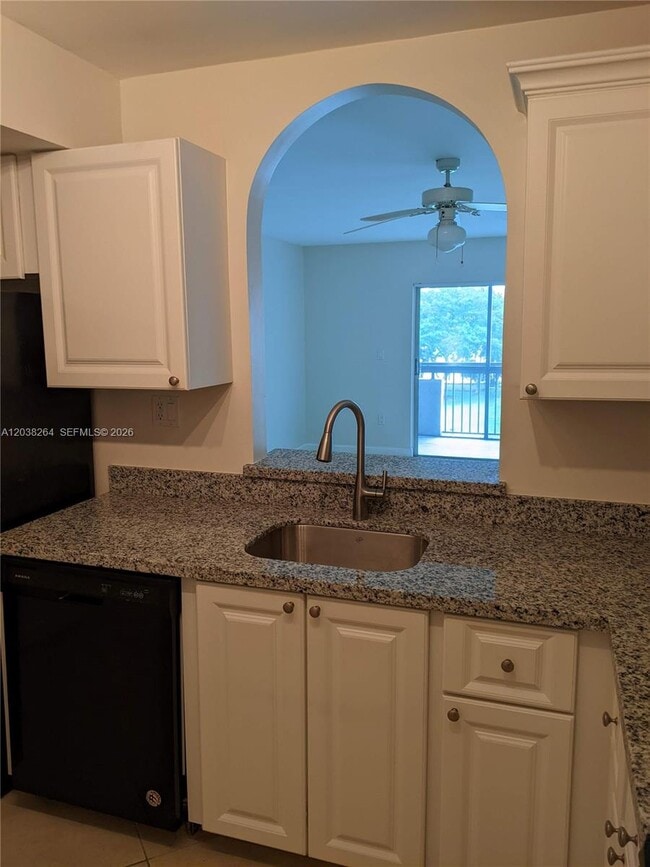 Building Photo - 711 N Pine Island Rd Unit 314