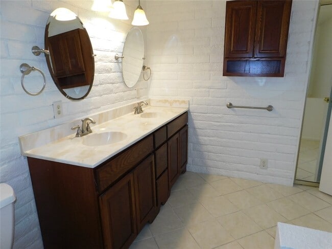 Photo - 2077 Whitewater Dr