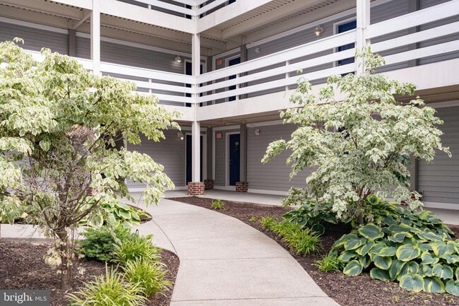 Building Photo - 10300 Appalachian Cir Unit 7-108