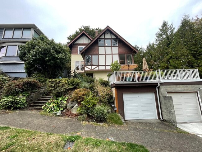 Building Photo - Elegant 4BR 2.5Bath Home with Fenced Yard ...