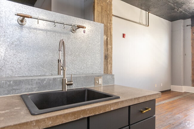 1BR, 1BA - 635SF