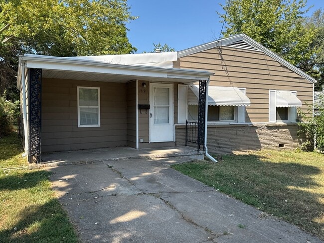 Building Photo - 4 Bedrooms! 2 Baths! $1350! Rental