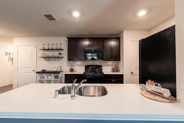 Photo - 771 Bayonet St