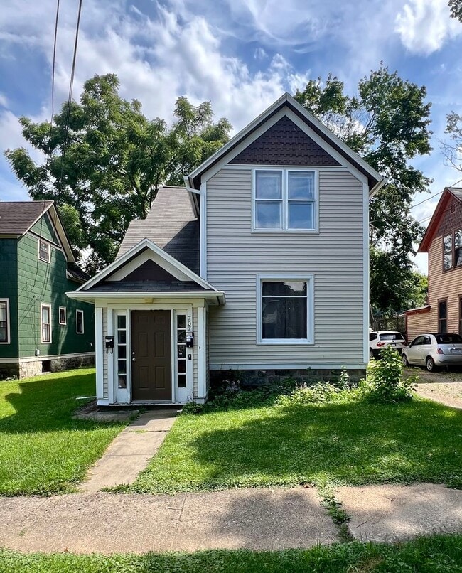 Building Photo - 707 McCourtie St Unit #2 Rental