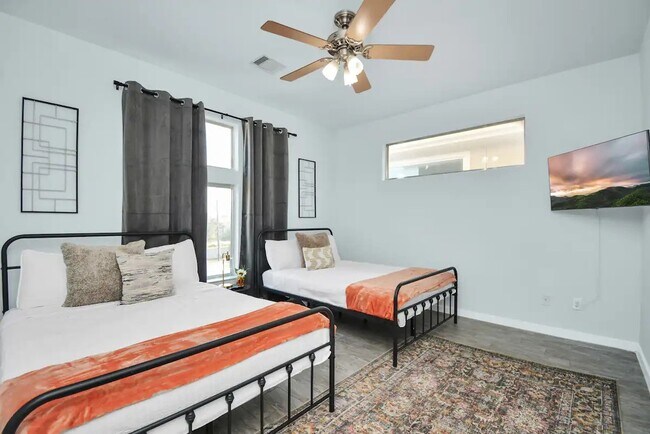 Photo - 5411 Lindsay Ln