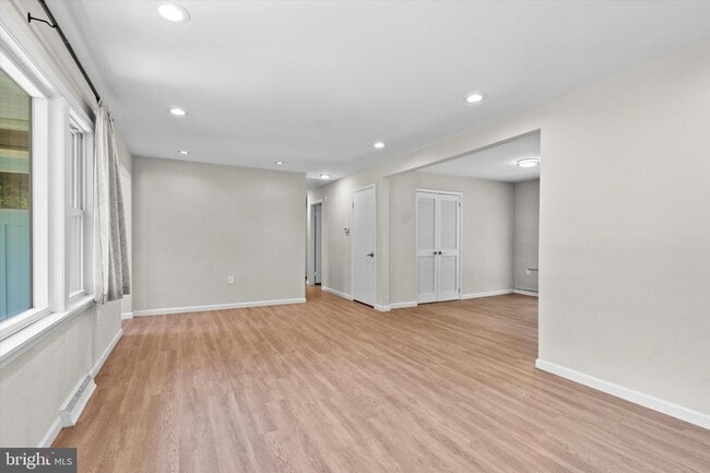 Photo - 906 Monroe St