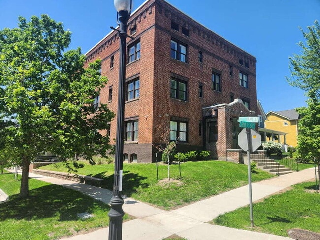 Building Photo - 702 20th St Unit 205 Rental