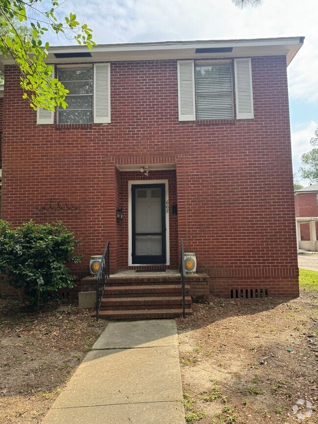 Building Photo - Available Now! The Villa Condo 3 BR Must See