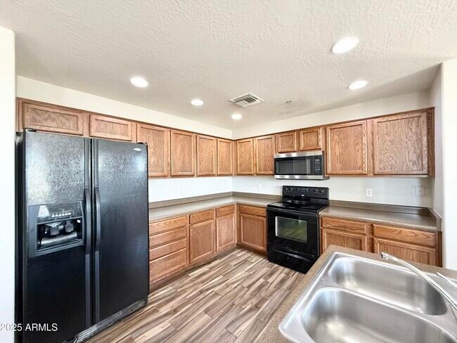 Photo - 1456 E 9th St