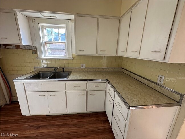 Photo - 160 Roslyn Dr
