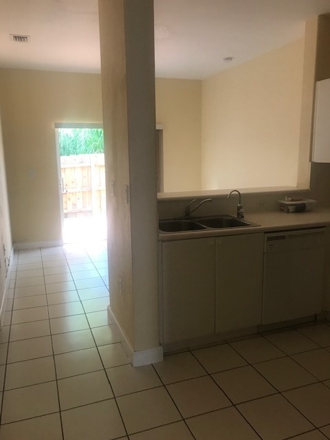 Family room - 1677 SE 27th Ct Unit 106