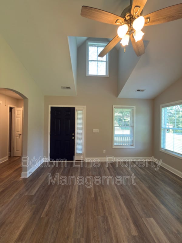 Photo - 200 Alexander St