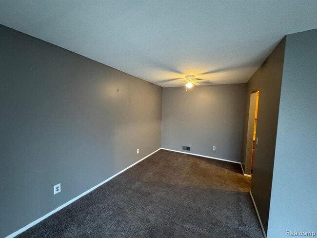 Photo - 587 E Fox Hills Dr