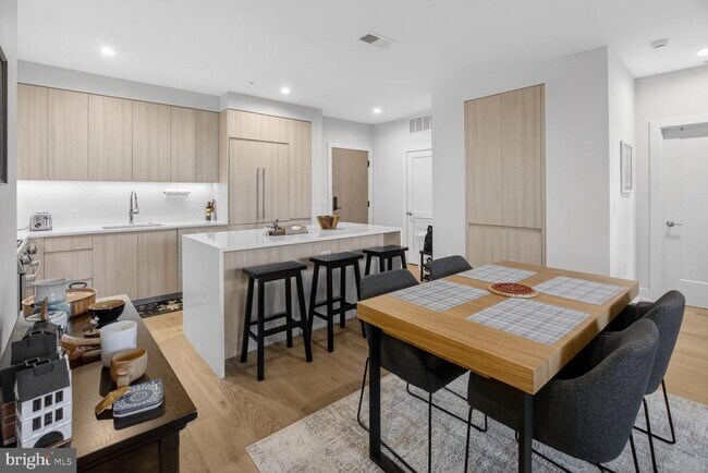 Photo - 737 Swann Ave Unidad 310