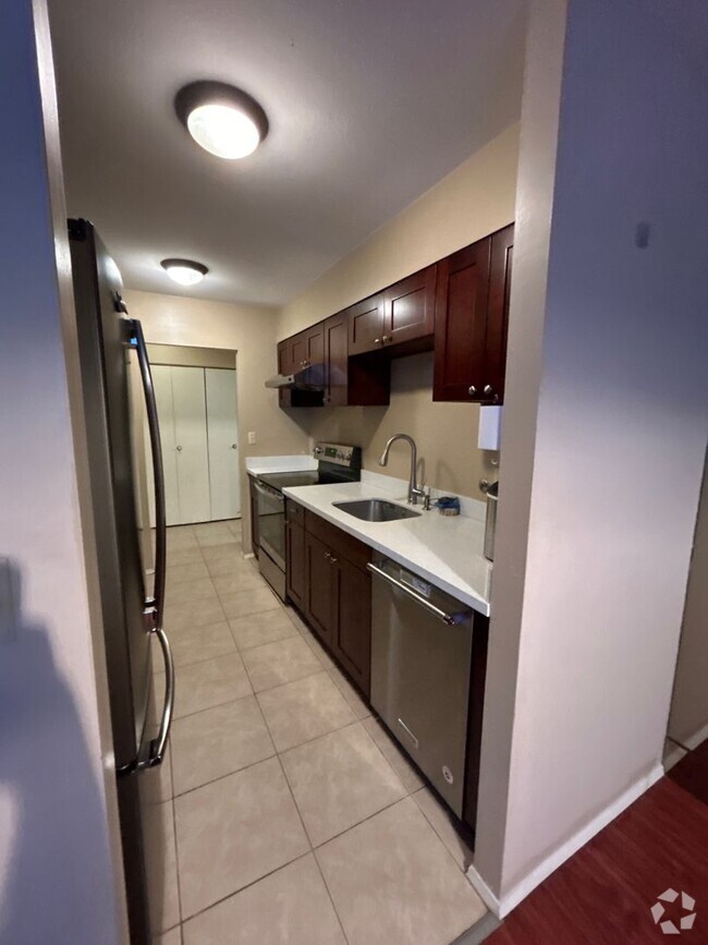 Building Photo - Fantastic 2 Bed 2 Bath Condo in the U Dist... Unit 105