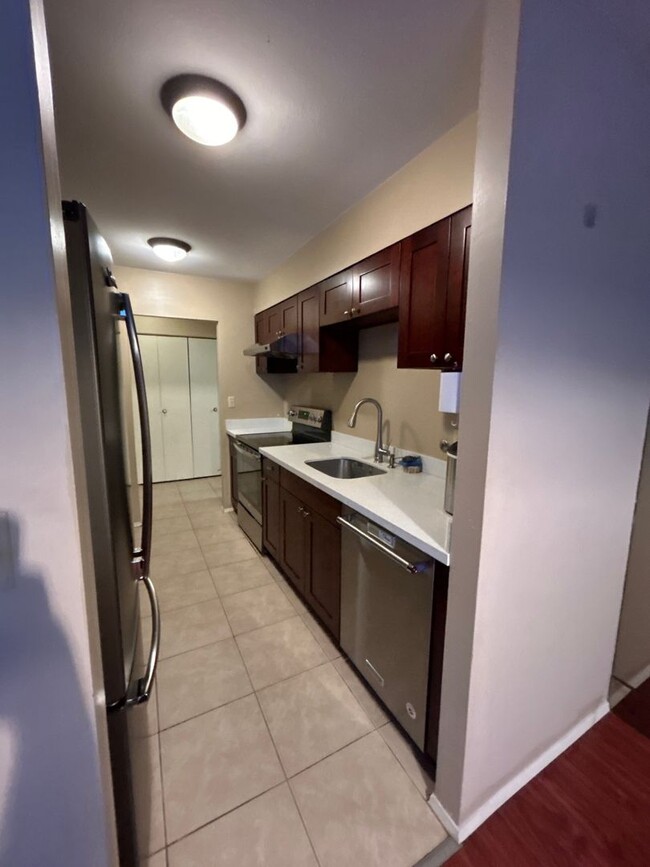 Fantastic 2 Bed 2 Bath Condo in the U Dist... - Fantastic 2 Bed 2 Bath Condo in the U Dist... Unit 105