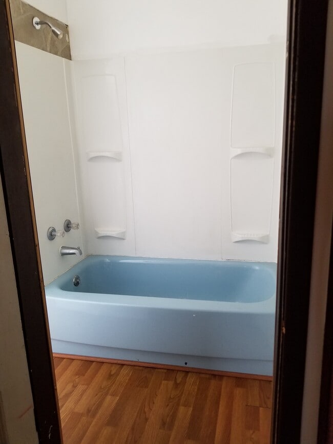 Tub in Full Bath (upstairs) - 238 Richmond Ave Unit 238