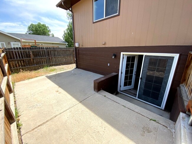 Building Photo - 2 Bedroom 1.5 Bath Town Home W/ Many Amenities