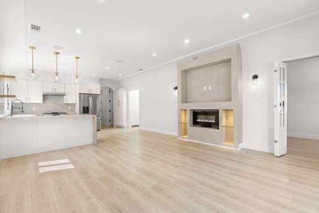 341 N Genesee Ave Unit 341