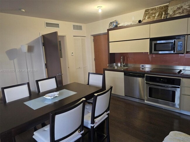 Building Photo - 435 21st St Unit 209