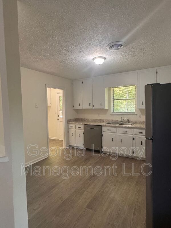 Building Photo - 1120 Sweetwater Cir