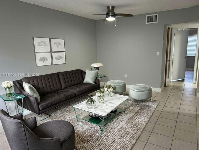 Building Photo - 335 SW 20th St Unit 2