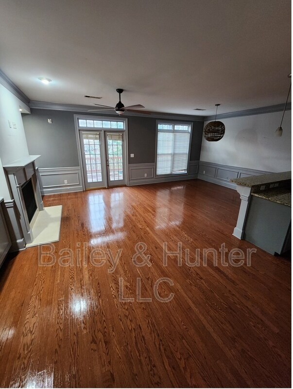 Photo - 3365 Regent Pl SW