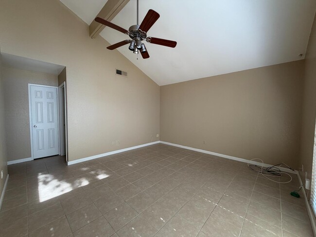Photo - 5965 E Shields Ave Unidad 117