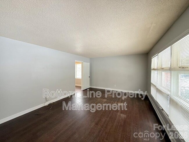 Photo - 907 Bannister Pl