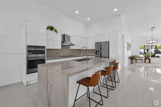 Building Photo - 710 Lake Blvd Rental