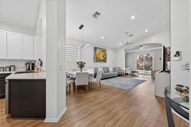 Photo - 6689 Southport Dr