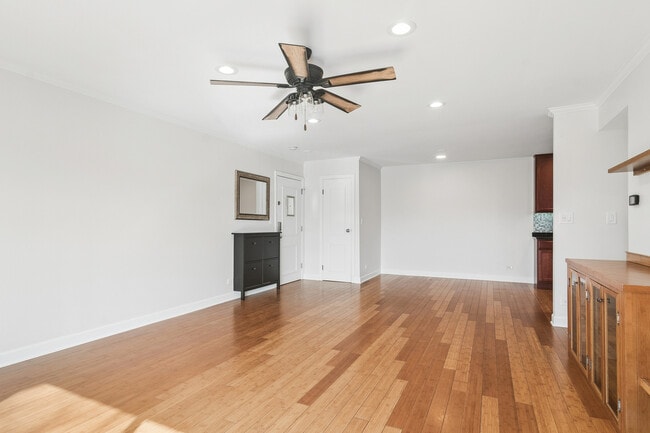 Photo - 4704 Euclid Ave Unit 2D