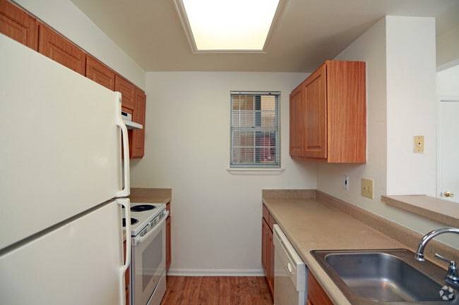 2BR, 1BA - Fairfield