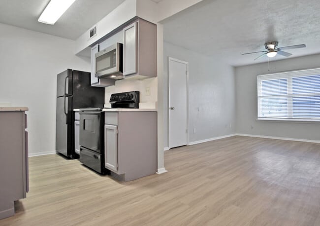 Cocina moderna: cocina renovada con electrodomésticos en The Adelaide Apartments - Adelaide